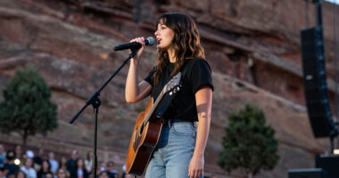 Beabadoobee Debuts New Song “Pylon” At Red Rocks