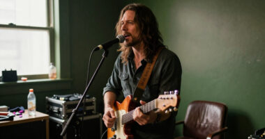 Myles Kennedy “Absolutely” Refuses To Use AI To Write Songs: “Why Would I Cheat Myself?”